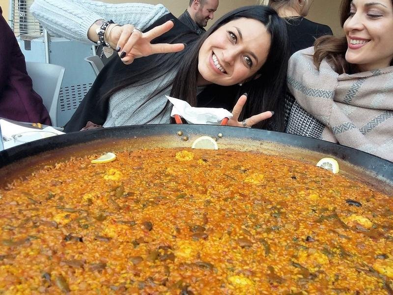 Mangiare paella felici