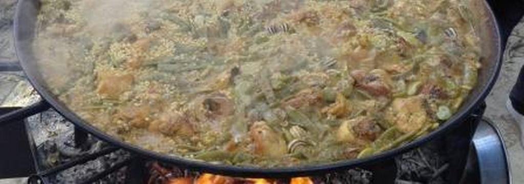 paella valenciana sul fuoco